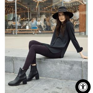 NWT. Lysee black suede leggings. 1X. Perfect for the holidays